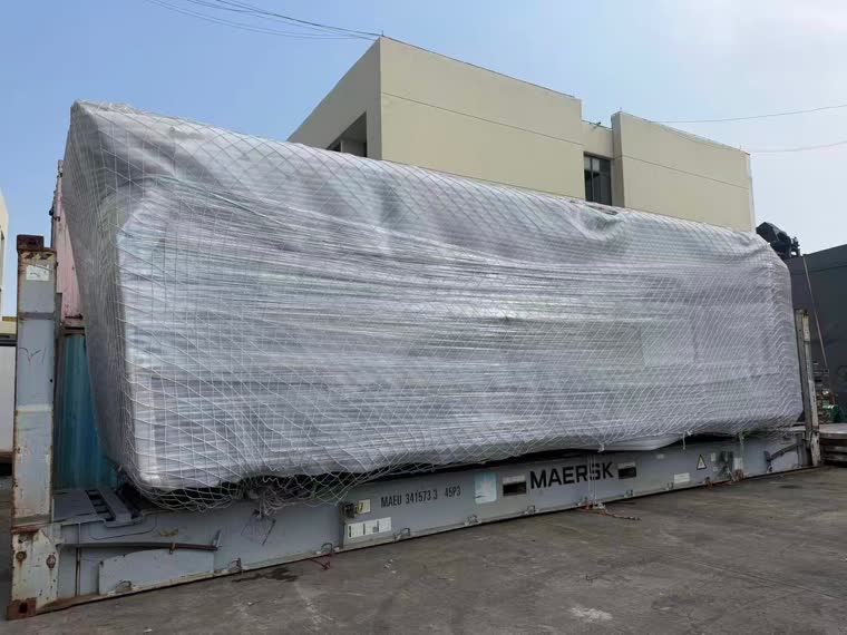 Kapsula upakovana za transport na flat-rack kontejneru u luci Šangaj